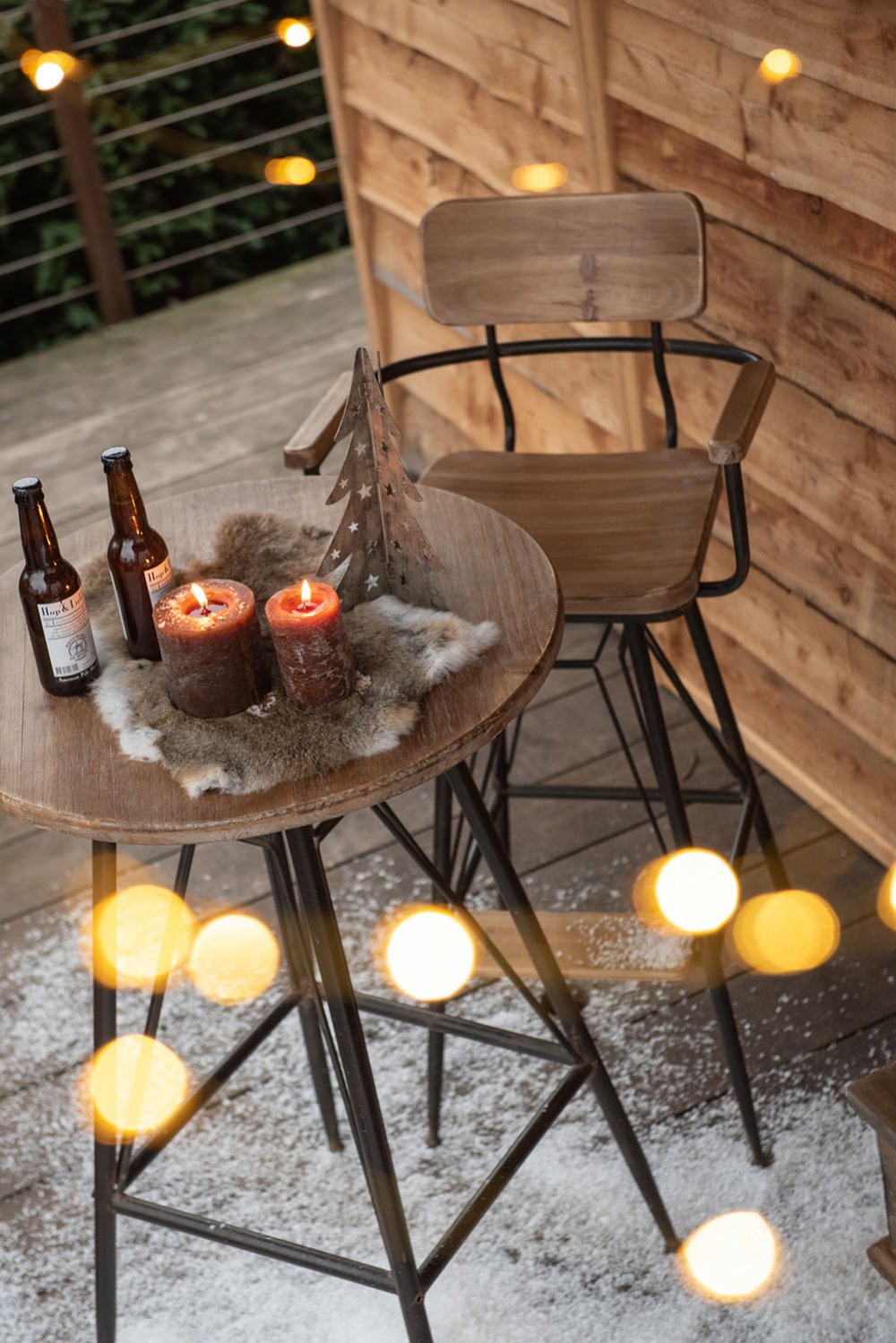 Tabouret de bar bistro TROB en métal noir et bois naturel.
